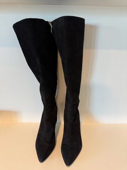 Black women’s suede knee-high boots with a pointed toe and a stiletto/slender heel - Size 8.5