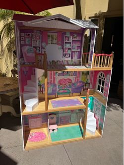 Free Very large doll house
