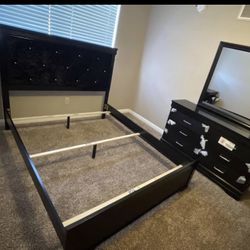 Brand NEW!! 4-PIECE QUEEN bedroom set with Amazing Price!! Bedframe, nightstand,Dresser and Mirror