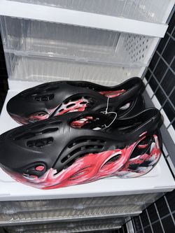Men's Foam Runner Clogs – Size 12 – Black and Red – Brand New