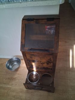 Dog station comes with 2 metal bowls