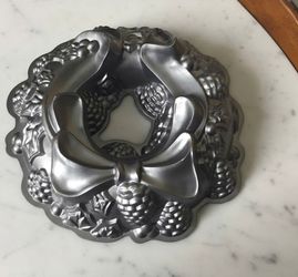 Nordic Ware Christmas Wreath Bundt Cake Pan Baking Cooking USA 11" Non-Stick Pan