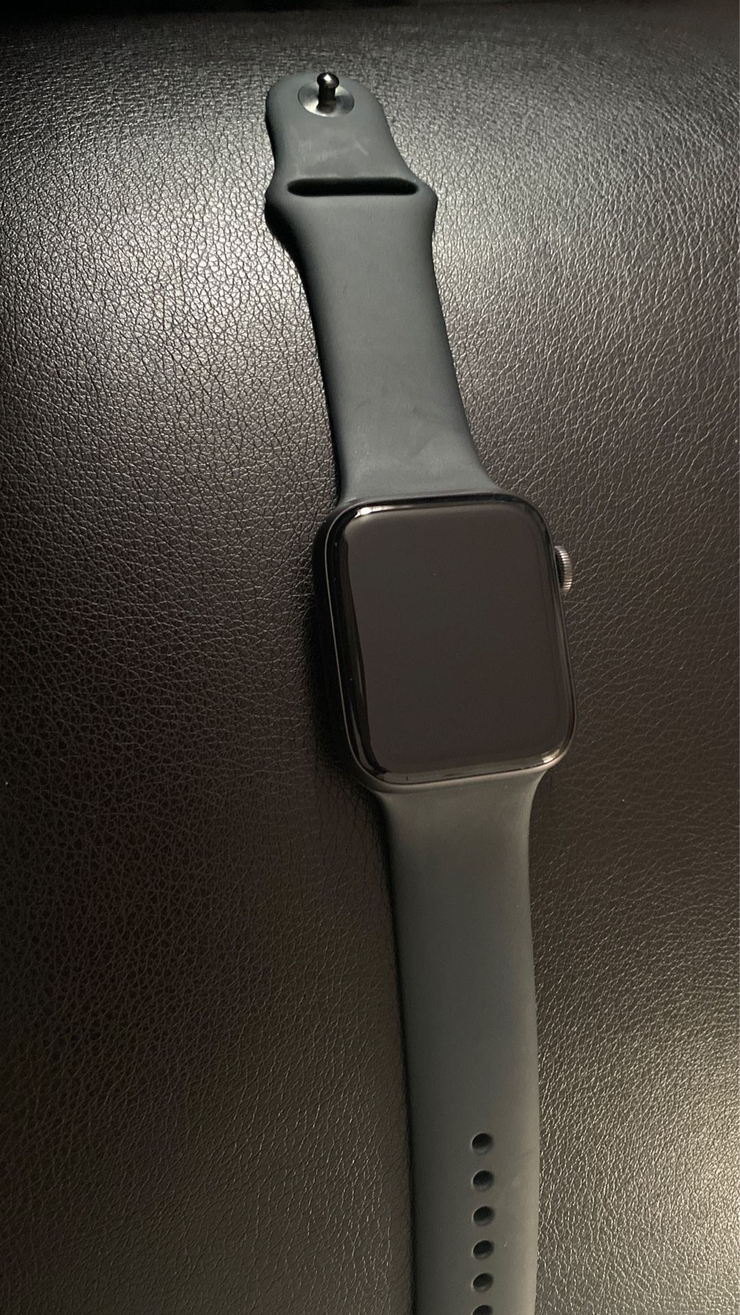 Apple Watch series 5/44mm gps comes with the box