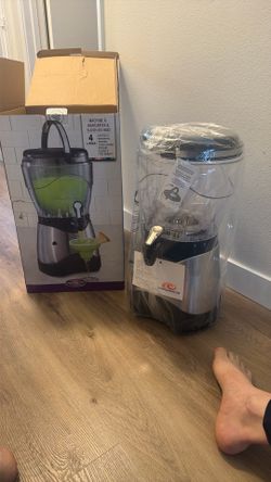 Brand New Nostalgia Stainless Steel 1 Gallon Slush Machine