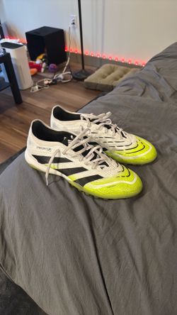 PREDATOR PRO TURF CLEATS