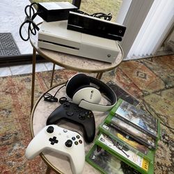 Xbox One console 500 LIKE NEW