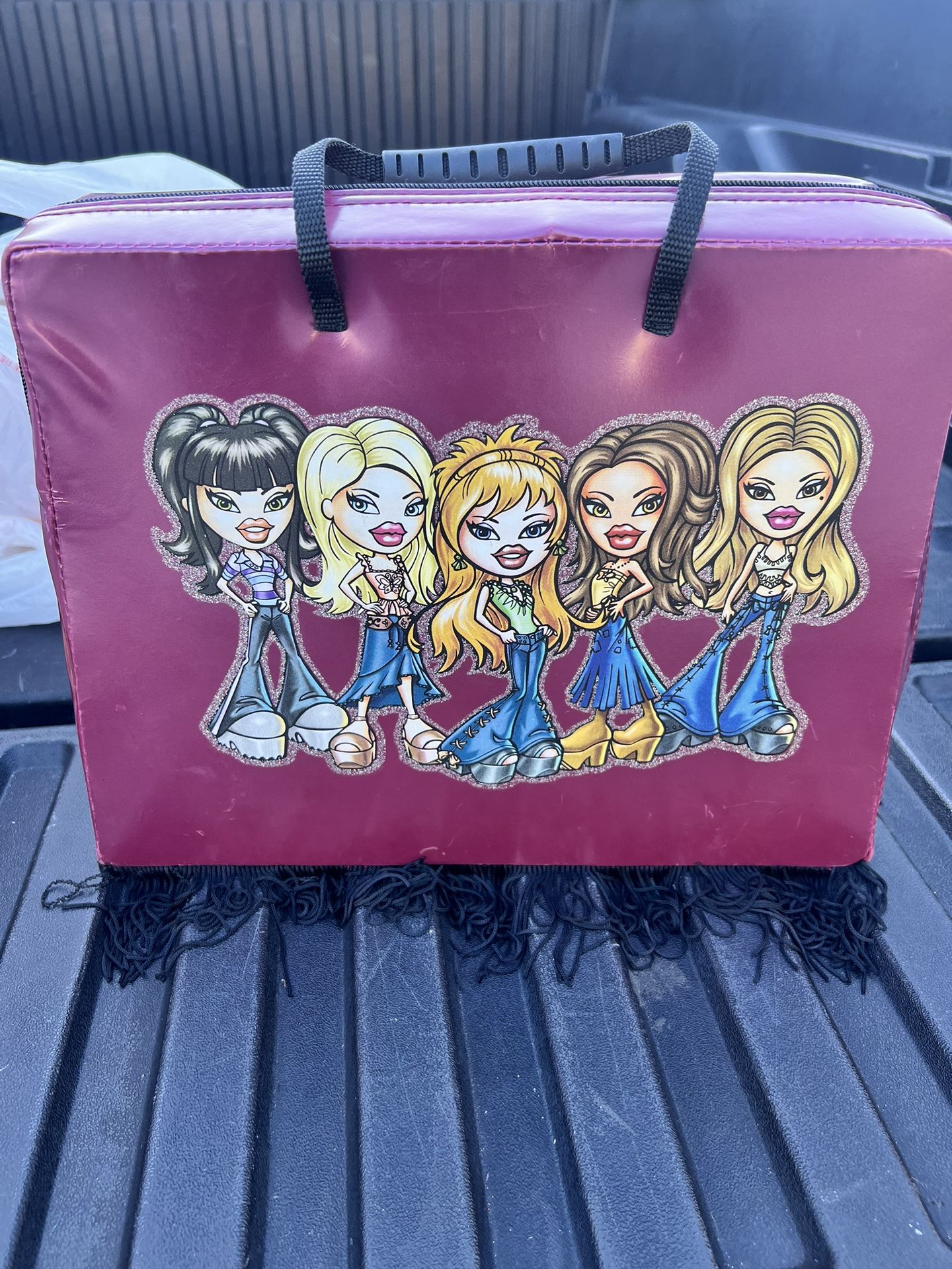 Bratz Doll Lot, Carring Case - PLUS! 