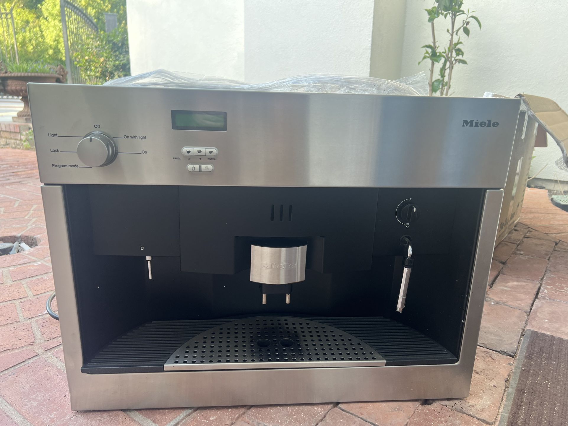 BRAND NEW MIELE 620 built-in coffee machine
