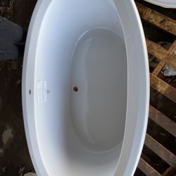 42” X 72” Circle MAAX Bathtub