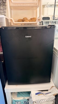 Mini fridge black