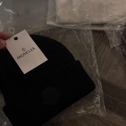 Moncler Beanie Black♠️  Includes Bag and Tags  One size fits all ♾️  Fast Next Day Shipping Guaranteed ✅  Unbeatable Price, send offers🤫  Gorrito Neg