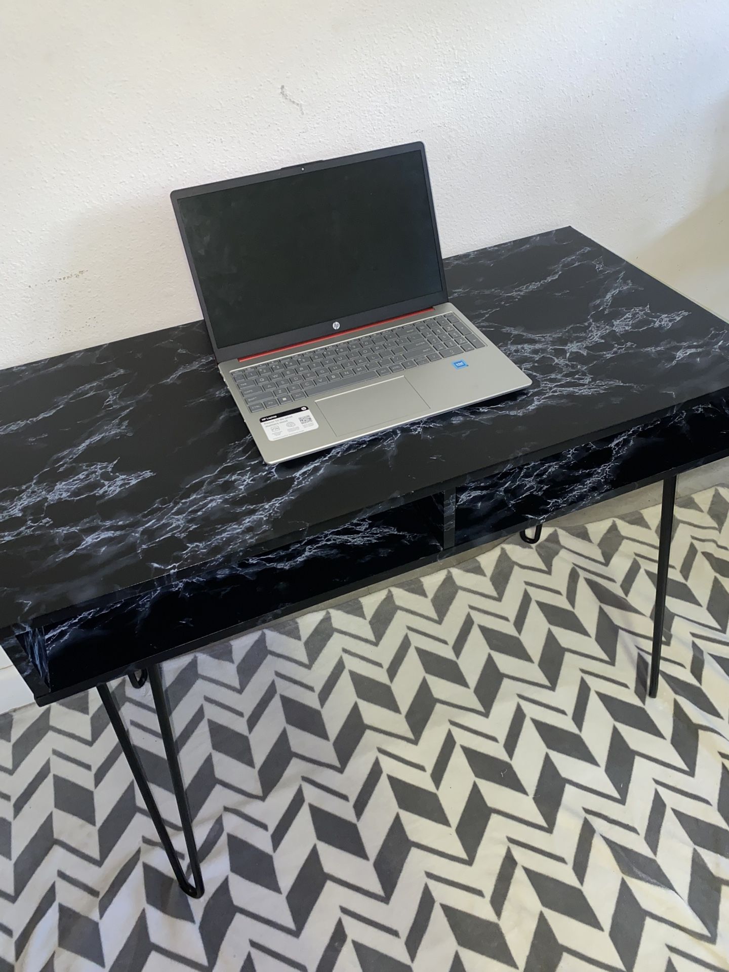 Black/White Marble Pattern Desk