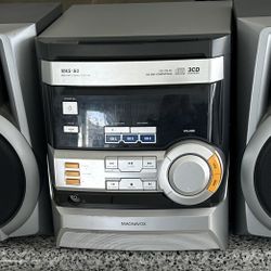 CD  3 RADIO WITH CONTROL REMOTE / WORKS GREAT 