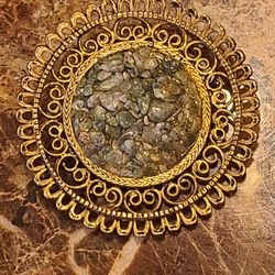 HUGE brooch Vintage Gold filligree statement jewelry Oriental Lucky Gemstone Fine Jewelry.
Vintage from the 1950s
Length: 2.25 Inches; Width: 2.25 Inc