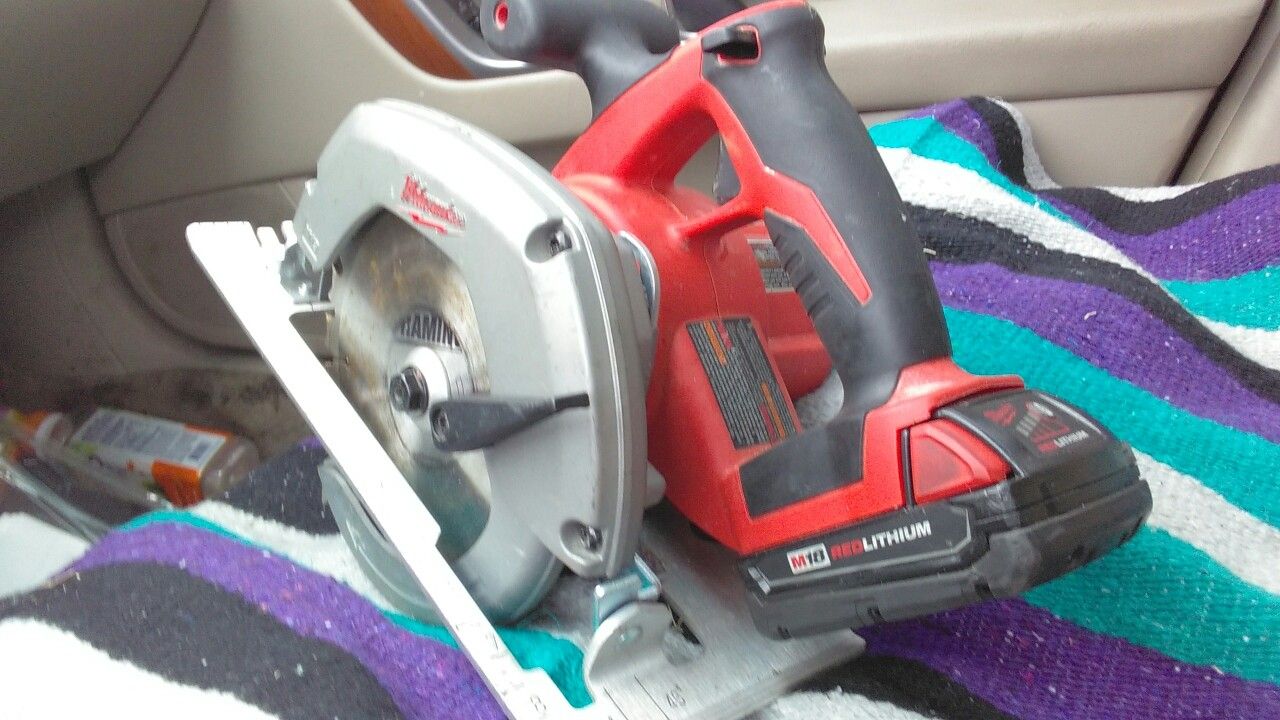 Milwaukee cordless skilsaw with battery pack