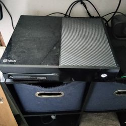 Xbox One Old version With 1-2 Controls & 4 Games