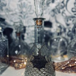🍸 Vintage Diamond Cut Glass Decanter w/ Reversible “Gin / Vodka” Tag ✨