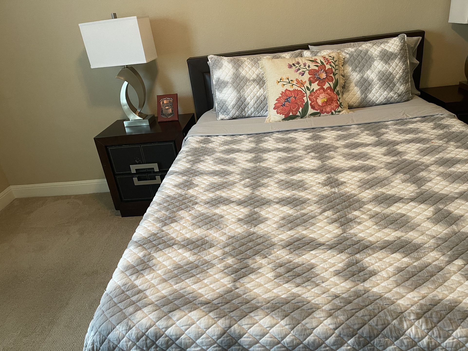 Queen Bedroom Set With Out Mattress