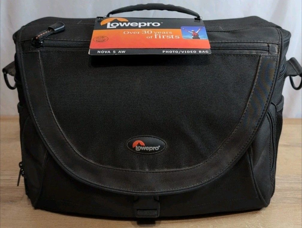 Lowepro Nova 5 AW Camera / Video Bag Black With Rain Cover, Strap & Dividers NWT