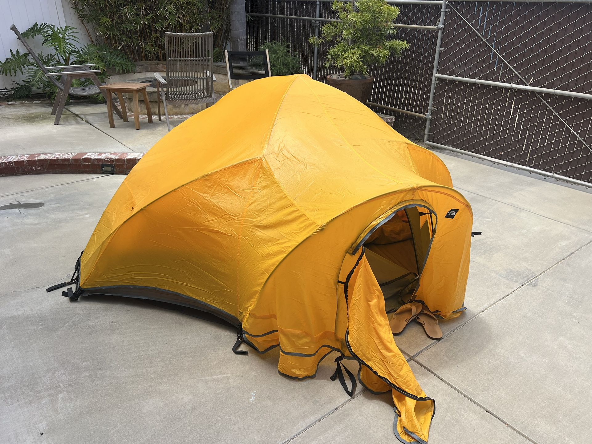 The North Face Tent - Oval 25 for Sale in Cardiff, CA - OfferUp