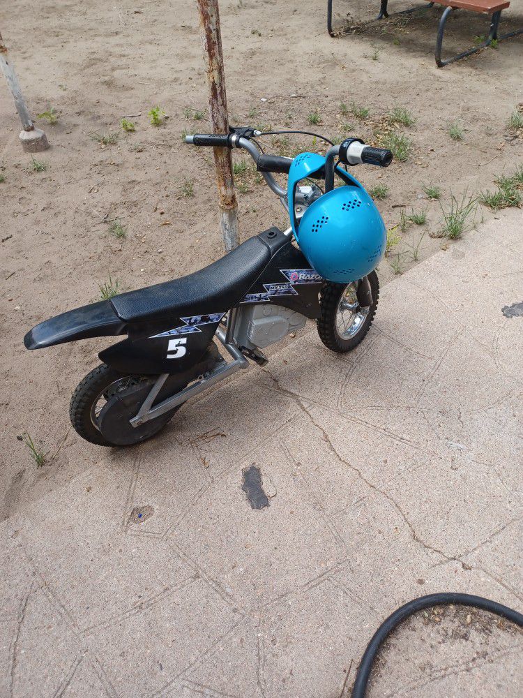Little Kids Razor Dirt Bike and Helmet ( Has Charger)
