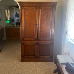 BEAUTIFUL ARMOIRE ENTERTAINMENT CENTER