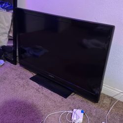 32 Inch insignia TV  with Remote 