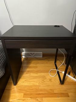 Black desk with drawer