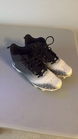 Under Armour Size 10 Football / Baseball Cleats