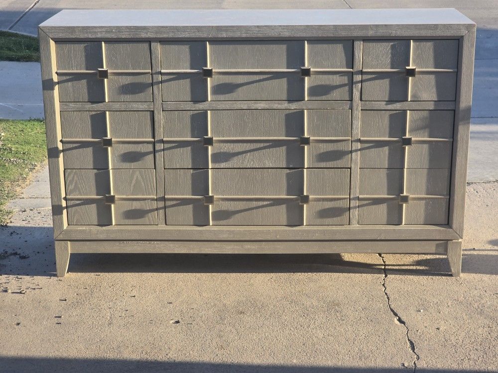 DRESSER