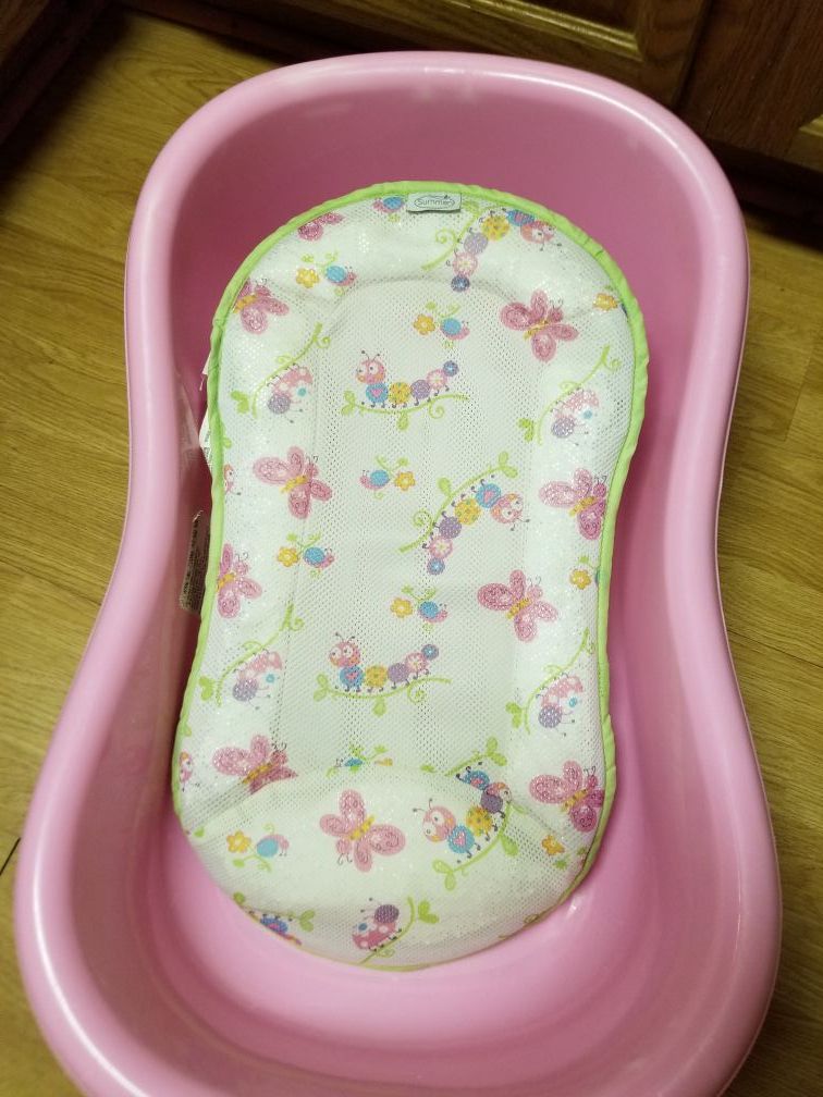 Summer infant bath tub I recomend these tube Its very good to bebe to todler Its very funtional