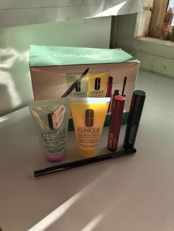 Clinique Gift Set Skincare and Makeup Bundle