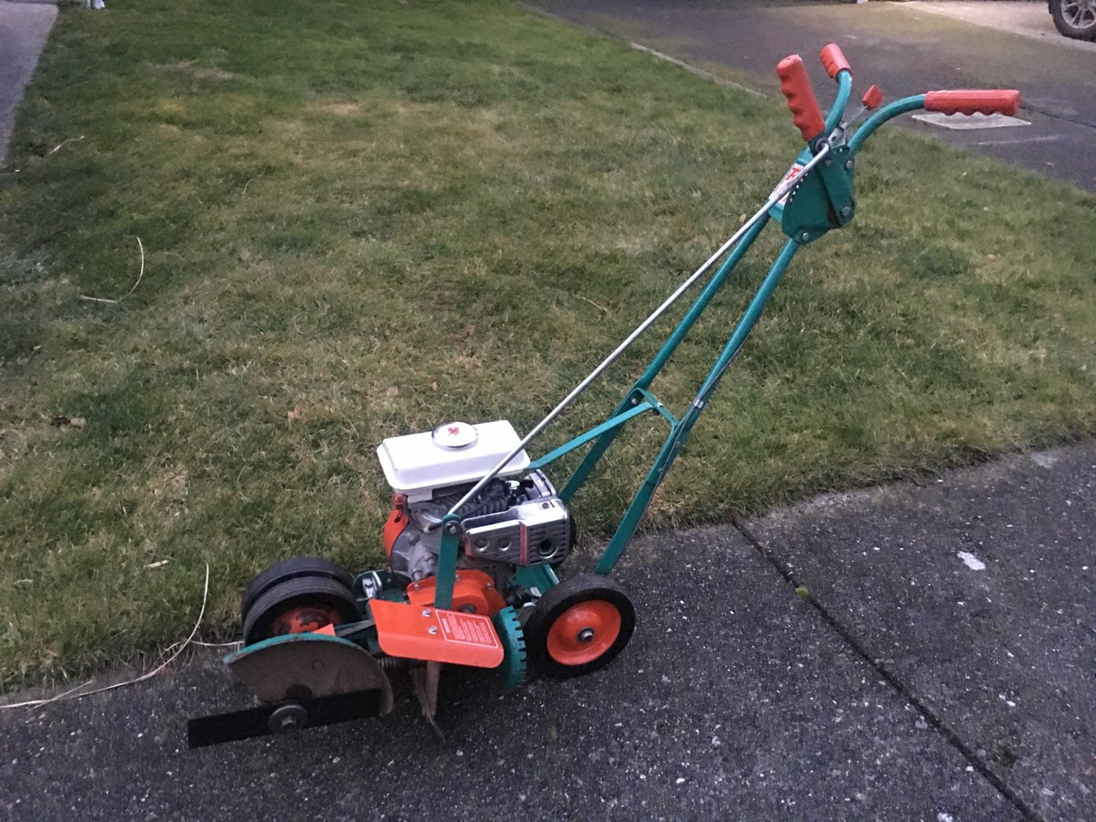 Power trim Lawn Pro Edger ,Honda Engine 2.2 HP With new blade, good