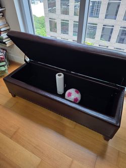 Foot locker / storage chest for bedrooms