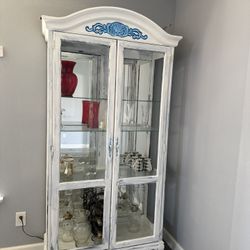 ♥️GORGEOUS white-painted cabinet or curio cabinet featuring glass panels and a distressed finish with blue decorative accents