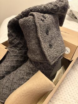 Like New - UGG Brand Grey Lattice Cardy - W9