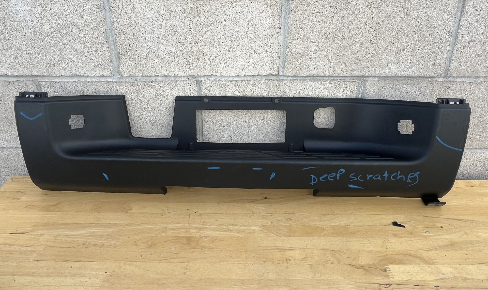 07-14 CHEVROLET SILVERADO 1(contact info removed) HD 3500 HD REAR CENTER BUMPER TRIM OEM