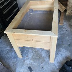 Cedar Planter with Legs 