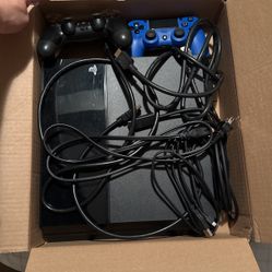 PS4 With 2 Controllers And Turtle Beach Headset 