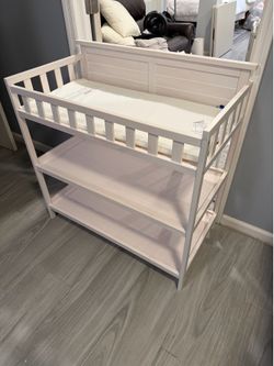 Sorelle Changing Table WITH Mattress Pad