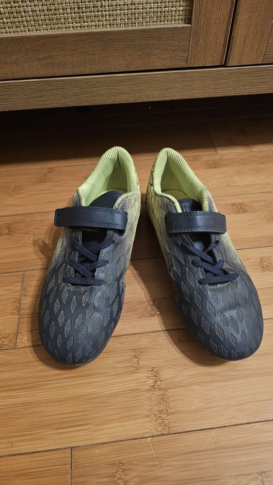 Boys Soccer Cleats (Size 4)
