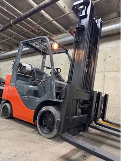 TOYOTA M8 forklift,6600 lb,3 stage, side shift, LOW HOURS