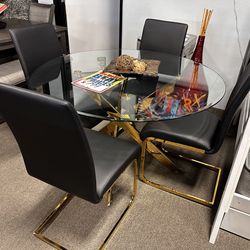 Round glass dining table set! $699 🤍🖤✨ more colors available!