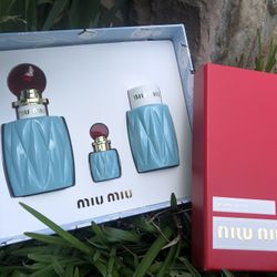 Look 👀 at This amazing 🤩 perfume set- 🌈