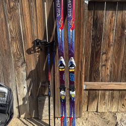 Salomon Force9 Mens Snow Skis. Great condition with soft case and poles. Length 6ft