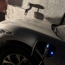 🔌 Cargador Tesla – Instalación disponible (no incluye cargador)