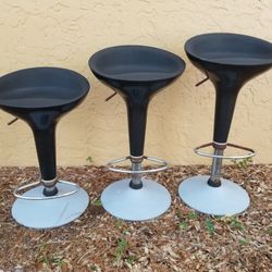 3 BAR STOOLS 