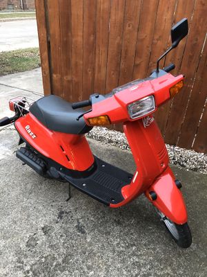 Photo Yamaha scooter, 1100 original miles, just maintenance. New battery, oil, air filter and spark plug, runs and looks like new,