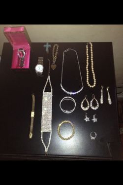 Jewelry lot selling super cheap everything 7 bucks except the watches