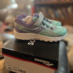 For sale is a brand new never worn Saucony Girls 1M purple/ light green.  Bought these for my daughter and they didn’t fit her foot right. Never worn 